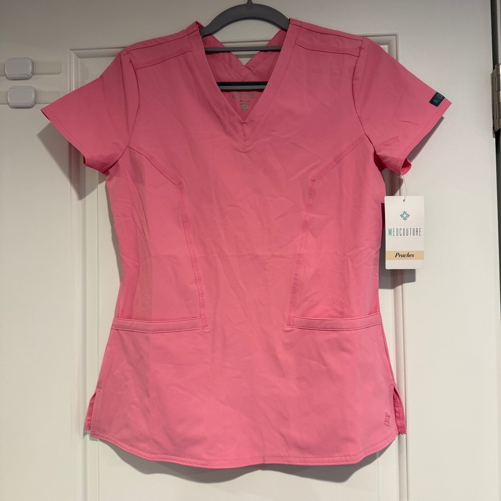 Med Couture Peaches Women's 2 Pocket Stretch V-neck Scrub Top Size XS Pink NWT